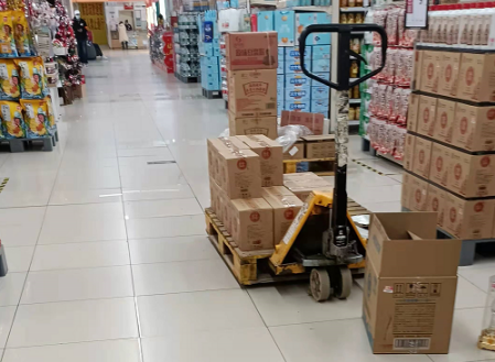 元旦超市備貨忙，手動液壓搬運車來助力
