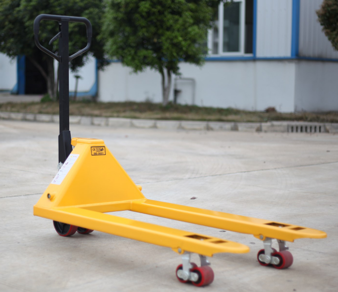 石家莊小區(qū)封控，手動叉車搬運(yùn)生活用品緩解壓力